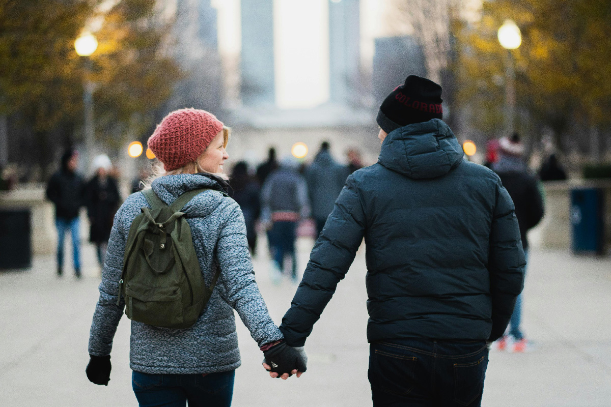 Couple holding hands. How to date as an adult